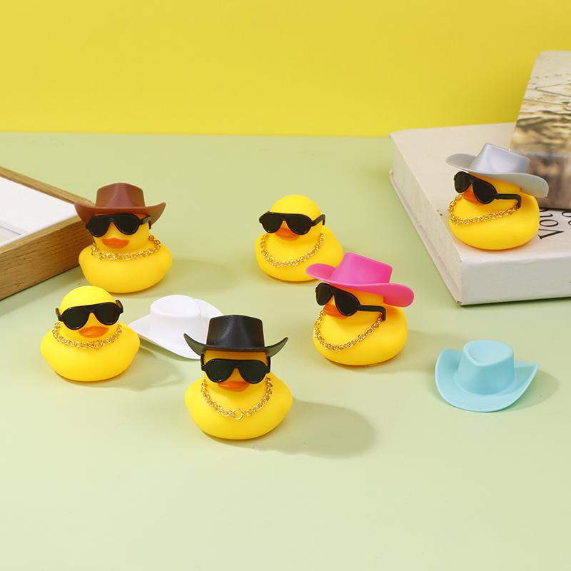 1 Set coole Auto-Accessoires mit Cowboyhut-Halskette und Sonnenbrille Gummi-Enten Auto-Schmuck Enten Auto-Armaturenbrett-Dekorationen