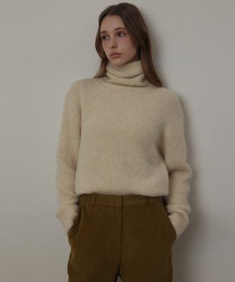 Kwinseulaebis Hairy Alpaca Warm Turtle-Neck Knit