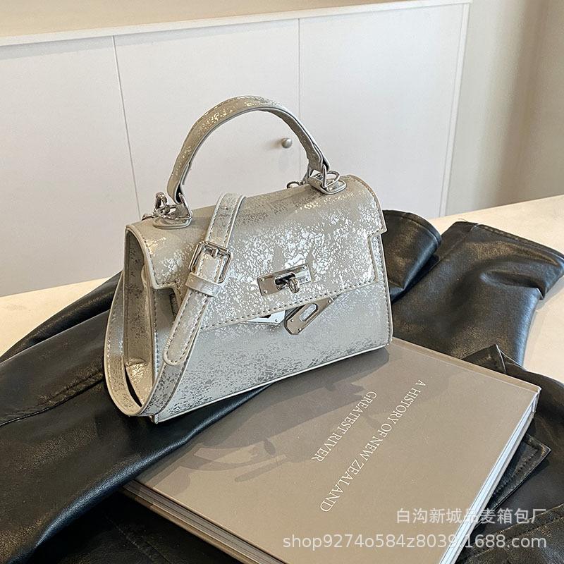 

French niche portable small bag women s 2025 new trendy temperament Kelly bag popular versatile messenger bag серебряный