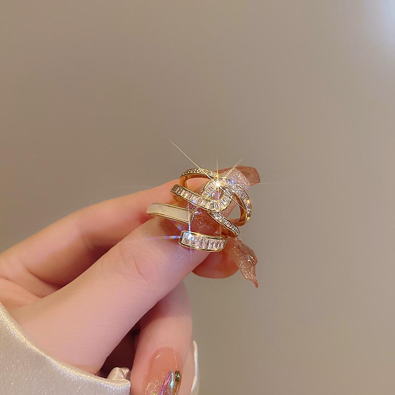 2023 Trendy Luxury Diamond Index Finger Ring for Women: Stylish and Unique Design