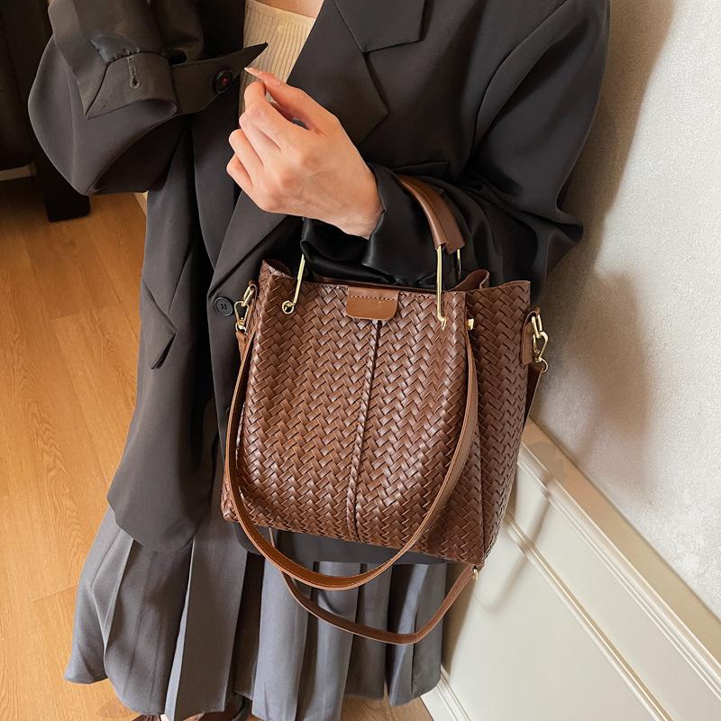 

Korean version of retro casual work commute large-capacity bag women s 2025 new woven tote bag versatile underarm bag