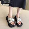 Dieses Jahr ist sehr beliebt~ Süße und coole Brot-Kreuz-Zehensandalen mit dickem Strassboden, Damen 2025 Sommerstrand-Flip-Flops