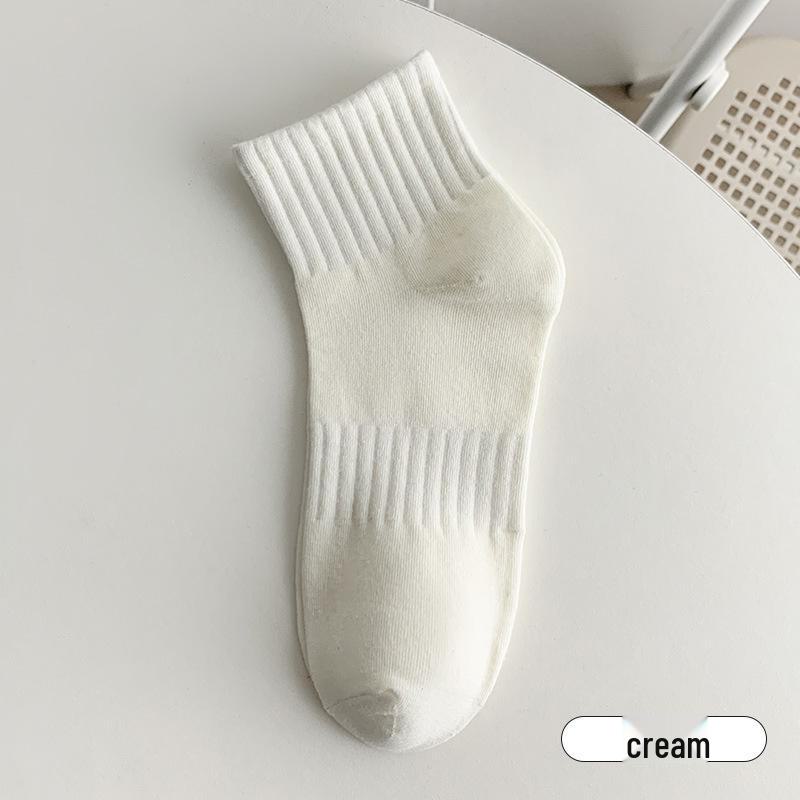 Trendy Black and White Unisex Low-Top Short Socks – Sweat-absorbent and Perfect for Autumn/Winter Sports and Couples.