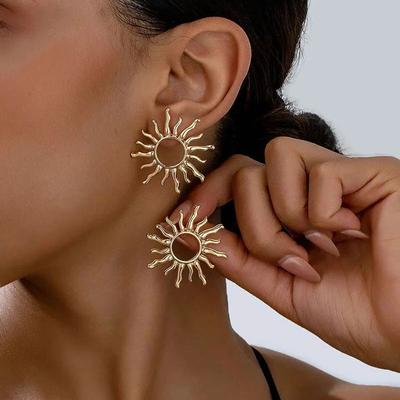 Goldene hohle Ohrstecker in Sonnenform für Damen