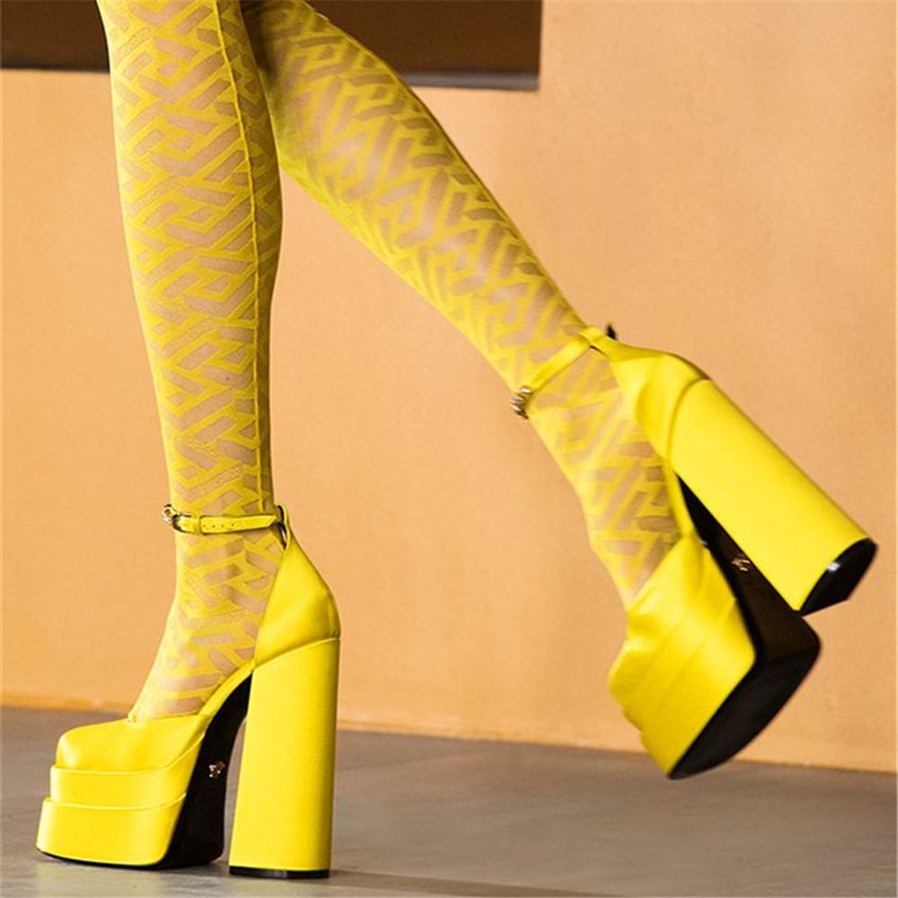Kvinnor Pumps Helt nya Kvinnors Sandaler Sommarskor Sexiga Tjocka Höga Klackar Plattform Svart Röd Gul Klänning Fest Bröllopsskor