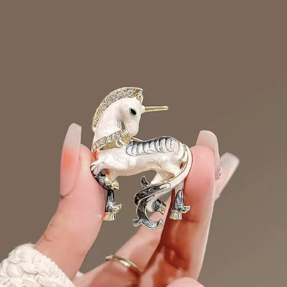 Lucky Horse Brooch Luxurious Alloy Brooch For Clothing Unicorn Brooch Pin Comfortable For Suits Scarves Formal Occasions белый