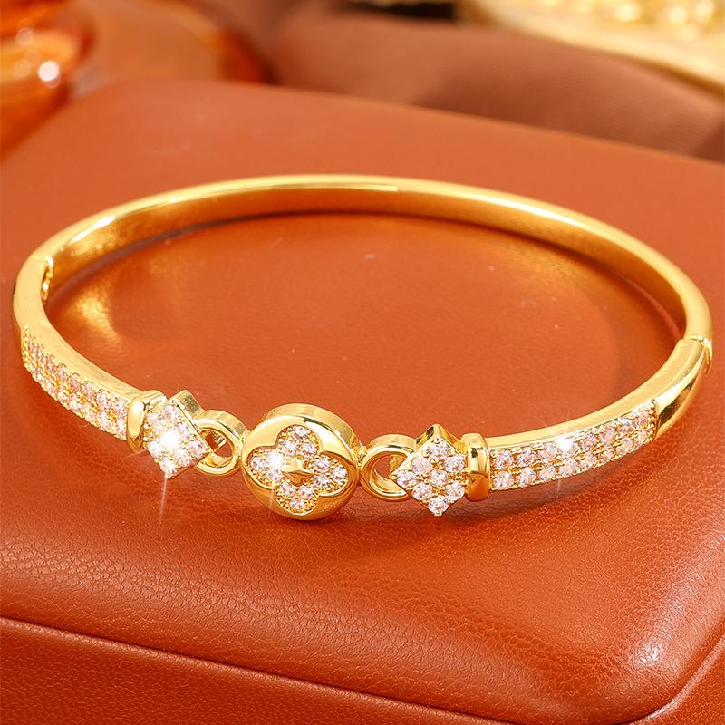 Women's hot-selling bracelets, copper-plated fashionable and simple bracelets, zircon inlaid temperament women's bracelets, popular bracelets.
