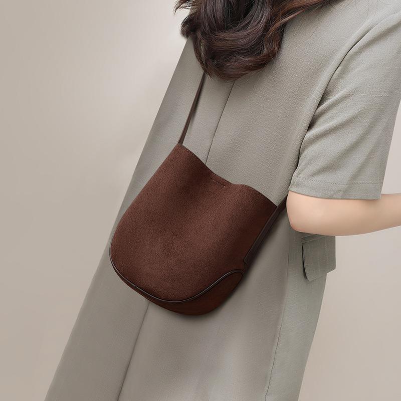 Mobile phone bag new women's bag autumn and winter shoulder messenger bag small bag fashion high sense casual bucket bag