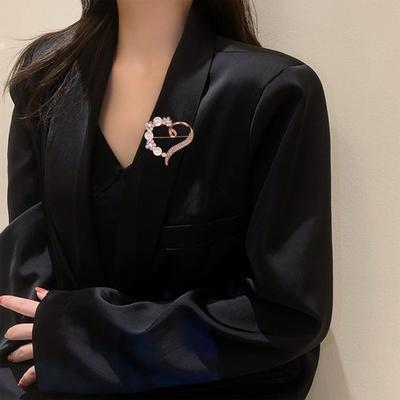 Shining Rhinestones Faux Pearls Brooch Pin Exquisite Decorative Flower Hollow Heart Shape Pin Costume Accessories