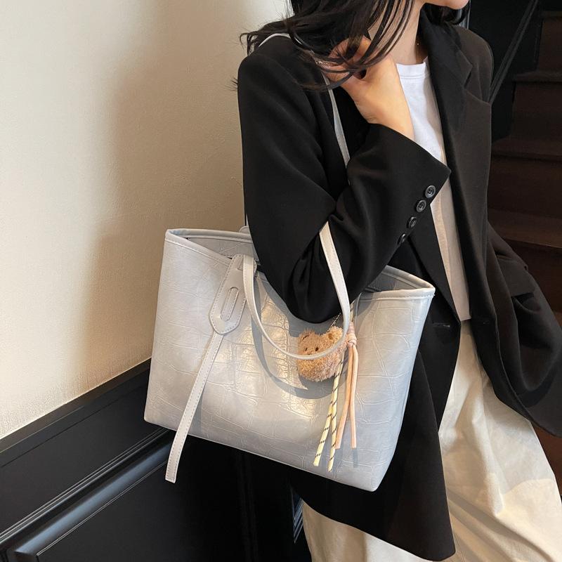 Large Capacity Portable Tote Bag Women's New Fashionable Solid Color Commuter Shoulder Bag