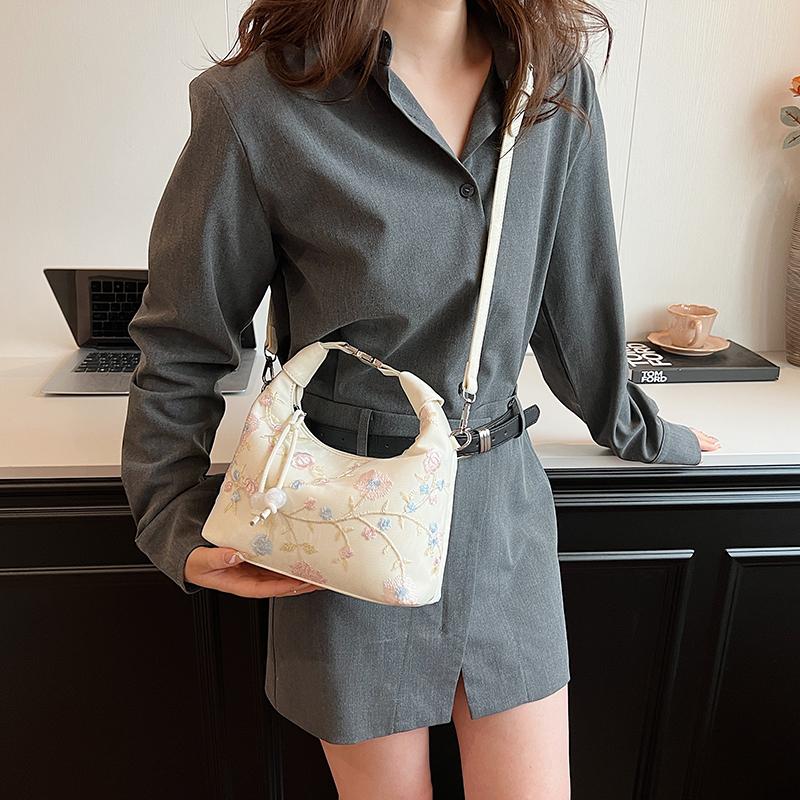 Exquisite Flower Embroidery Hobos Chinese Style Shoulder Bags 2026 High Quality Sense of Luxury Designer Style Women's Handbags
