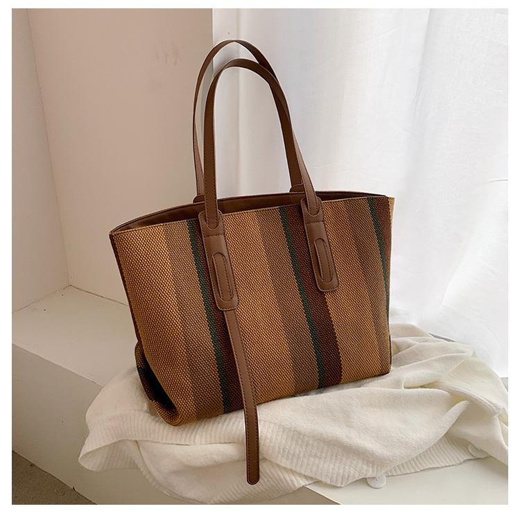 

Нишевый дизайн, модная универсальная сумка-тоут 2024 года, европейские и американские ретро женские сумки, персонализированная контрастная цветная сумка через плечо хаки