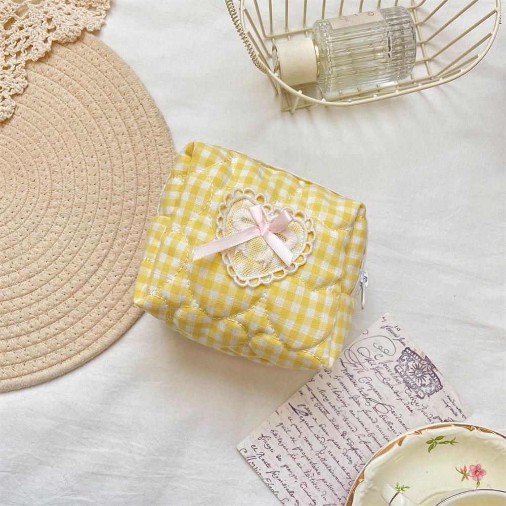 1pc New Checkered Quilted Makeup Bag Small Portable Cosmetic Bag with Lace Heart Bow Makeup Pouch Gift