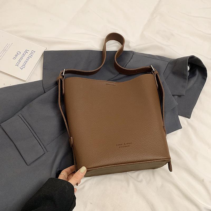 

Жіноча сумка Bucket 2024, новинка осені, модна проста сумка на плече великої місткості, однотонна популярна іноземна сумка-месенджер