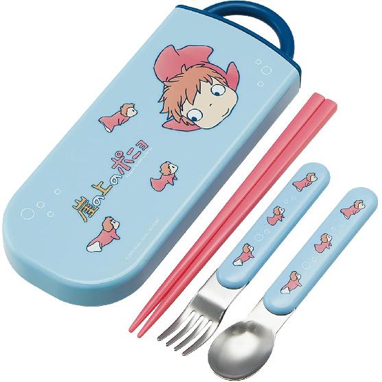 

Набор столовых приборов Ponyo - Включает вилку-ложку, ложку, палочки и чехол для переноски - Аутентичный японский дизайн - Прочный, можно мыть в посудомоечной машине - Ponyo и