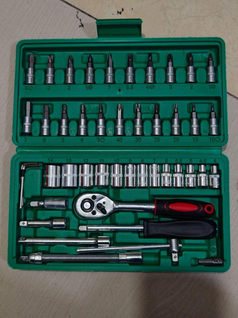 46-Piece Multi-Functional Ratchet Wrench and Socket Set for Car Repair