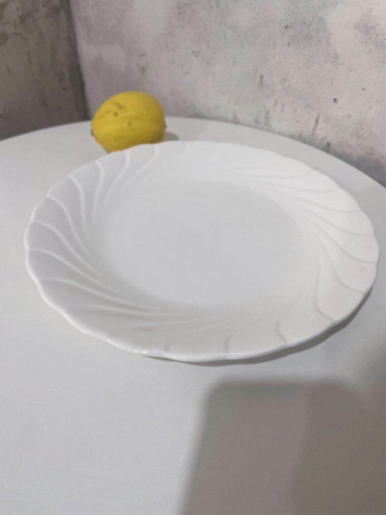 Elegant White Ceramic Sunflower Plate for Hotels - Perfect for Cold or Hot Dishes.