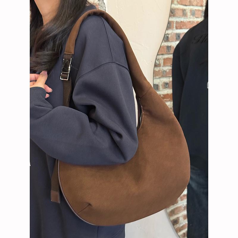 Korean retro suede suede crescent bag, new high-end niche portable shoulder bag, large-capacity tote bag.