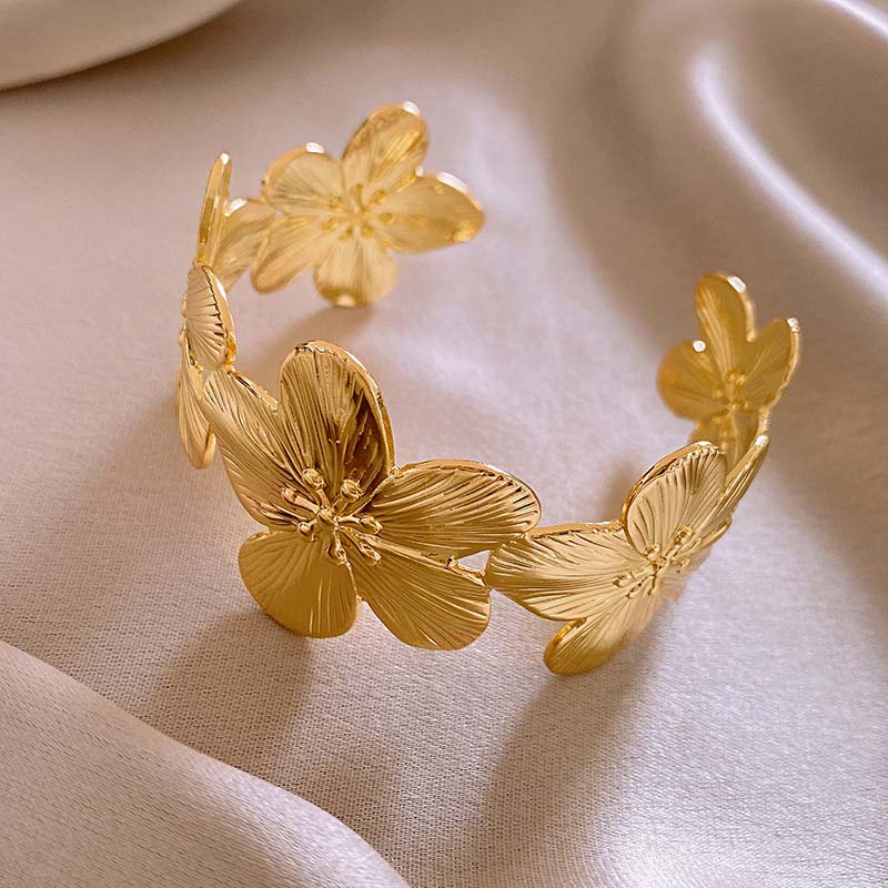 Roestvrij Staal Metaal Holle Bloem Open Armband Voor Vrouwen Vintage Goudkleurige Brede Verstelbare Manchetarmbanden Sieraden Cadeau