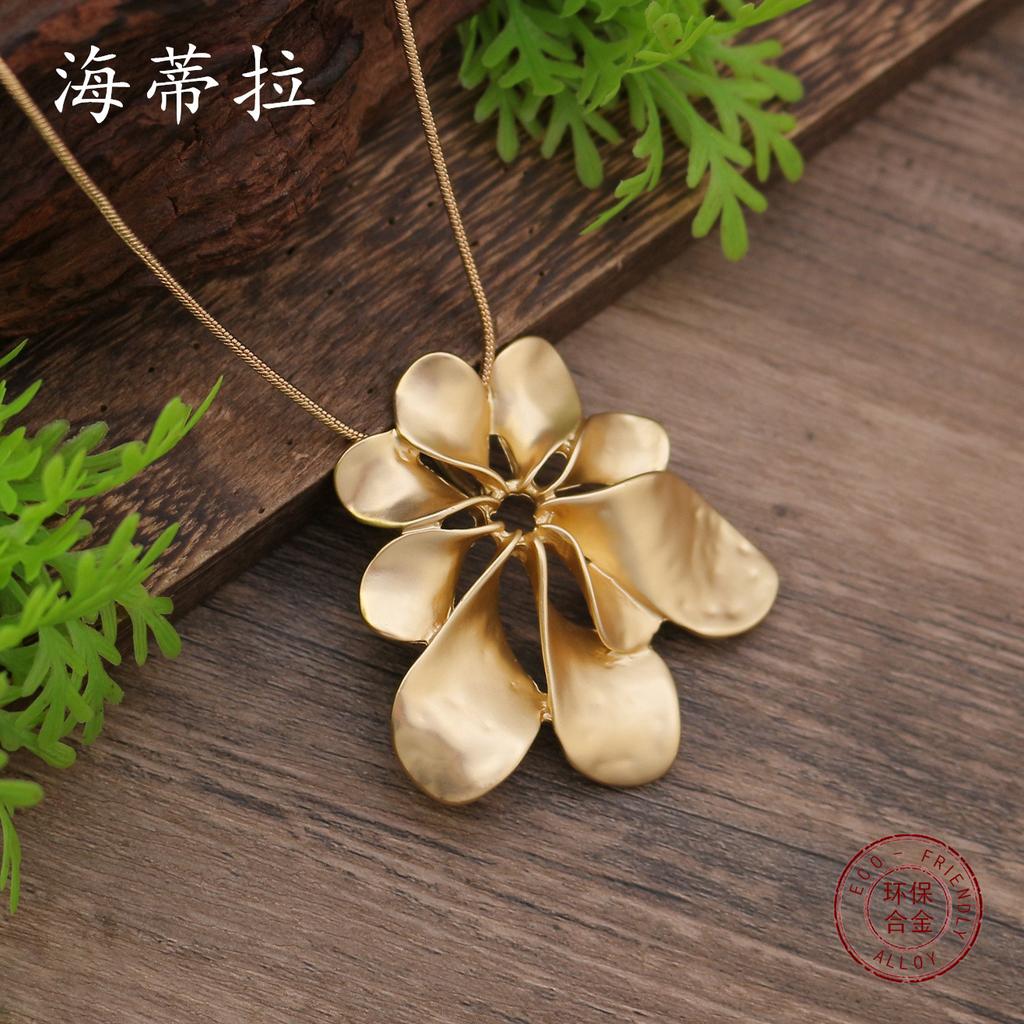 Neue sub-goldene hohle Blume Schlangenkette langes Anhänger, Damen übertriebene High-End Blume lange Halskette