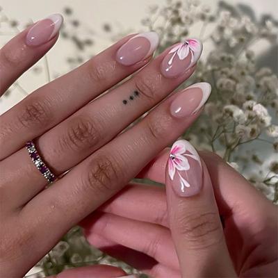 Sommerfrische und zarte Blumen tragen Nagel Französisch Weiß Mandel Nagelteile Press-On-Nägel