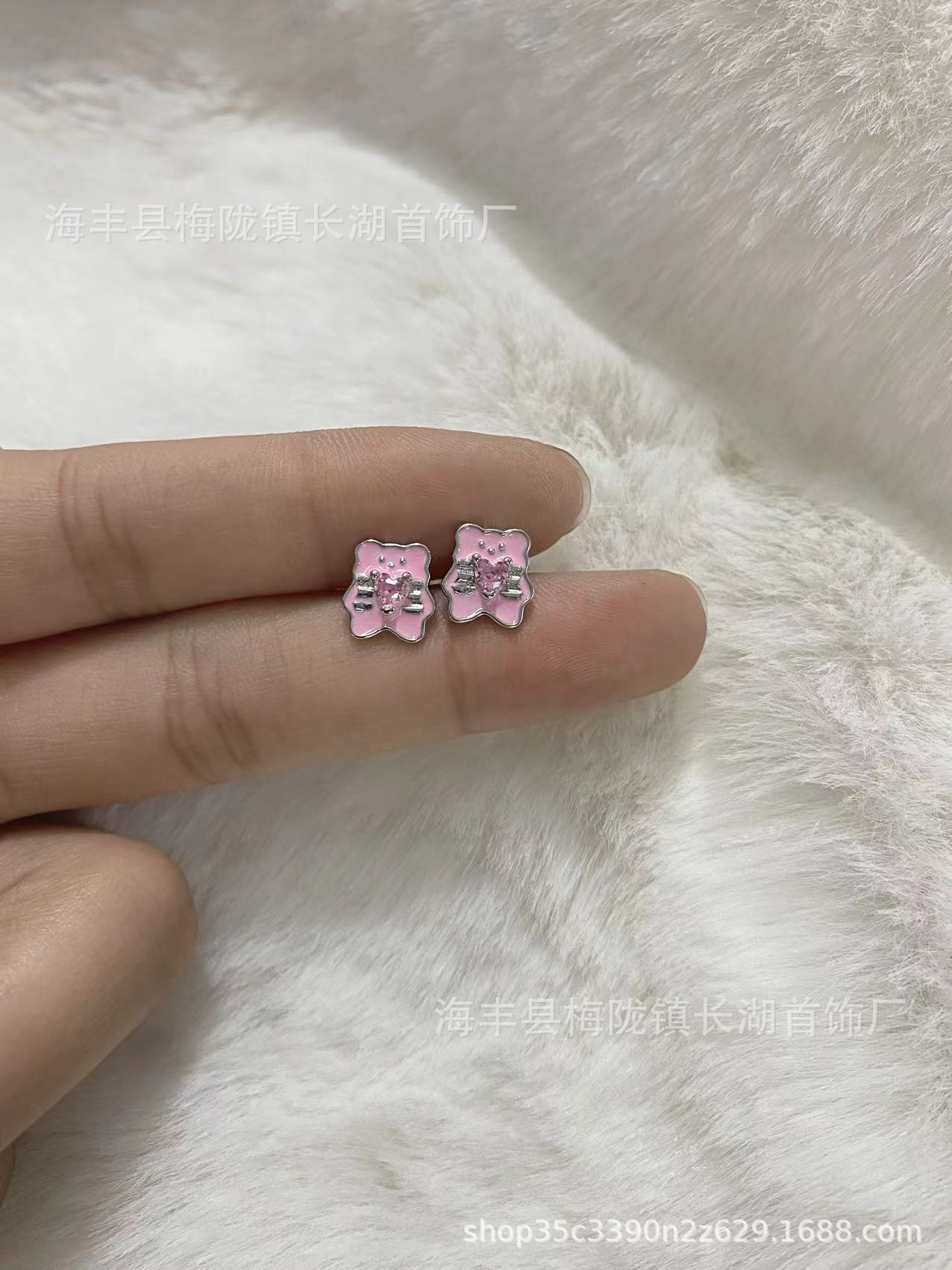 

Pink cute bear love zircon earbone studs high value design sweet delicate cartoon titanium steel stud earrings female