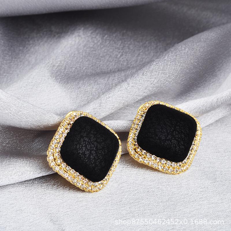 Cold Wind Fashionable Retro Fabric Square with Diamonds Black Stud Earrings Real Gold Color Retention Temperament Personalized Earrings Female