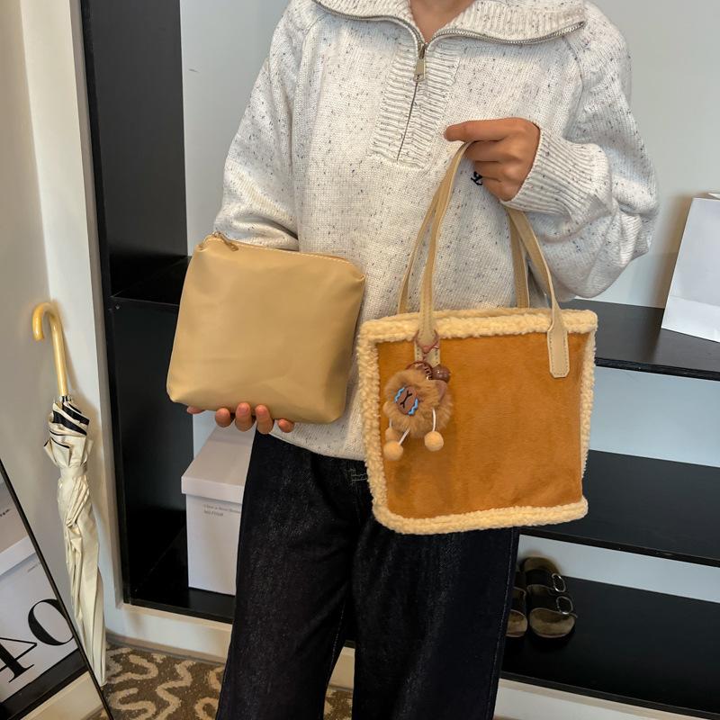 

2025 новый модный тренд милая осенне-зимняя ретро-мода универсальная наплечная плюшевая сумочка 22*10*21 коричневый