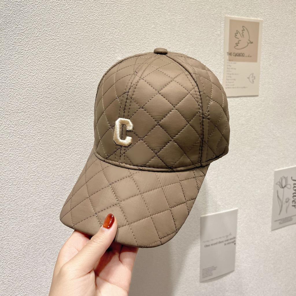 Neue Art Daunenkarierte Mütze Damen Herbst und Winter Karierte Entenschnabelmütze Mode Buchstabenstickerei Baseballmütze