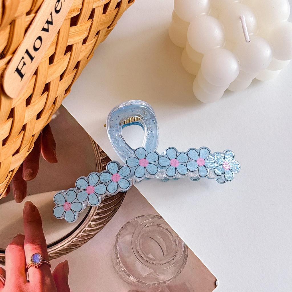 High-quality Acrylic Flower Hair Clips For Women In Chic Colors Great For Everyday Use