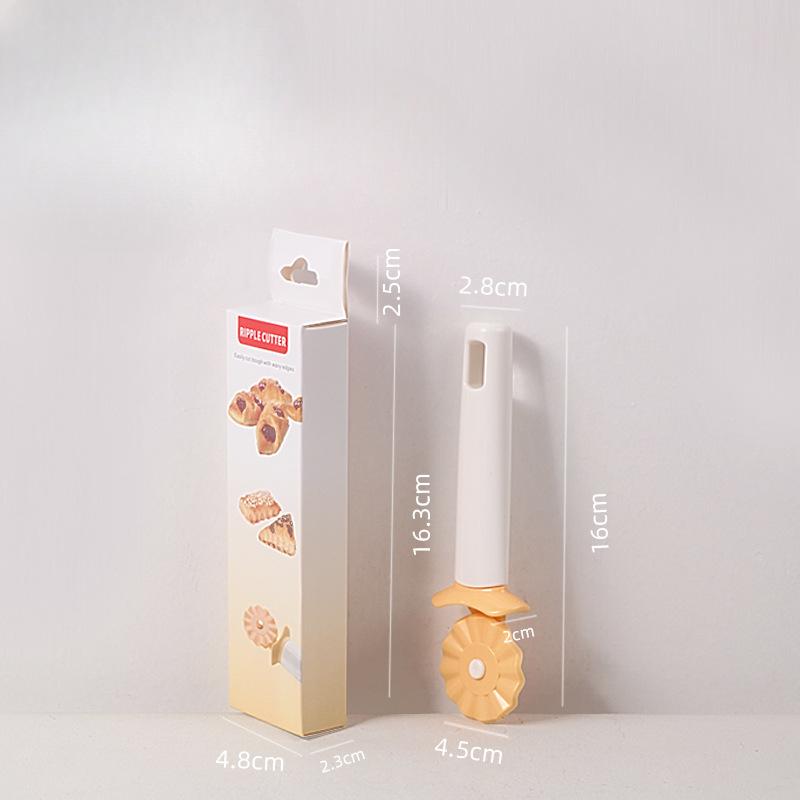 Magiczne narzędzie do krojenia ciasta na naleśniki, wałek-foremka do ciasta na bułeczki na parze i dekoracyjny plastikowy wykrawacz do domowych ciast.