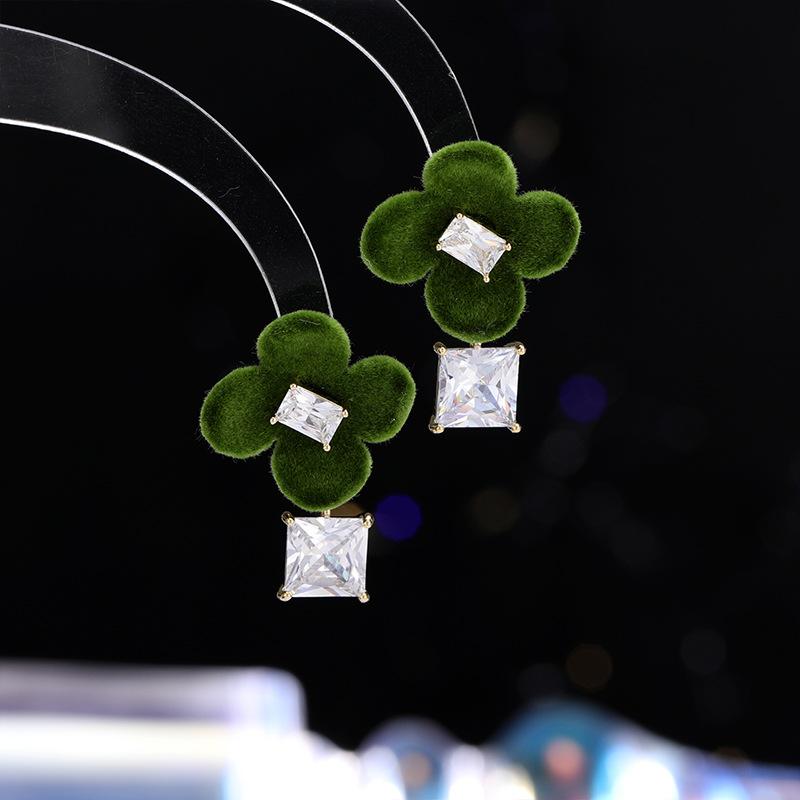 

Винтажные супер сказочные милые красные бархатные серьги-цветы с цирконами, серебряные иглы 925 пробы, модные универсальные серьги на осень и зиму