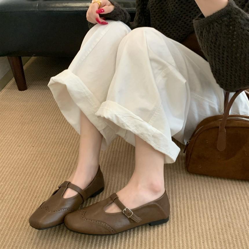 Inside and outside full leather comfortable flat-bottomed small leather shoes women's 2025 spring new round head T-buckle flat heel single shoes wom