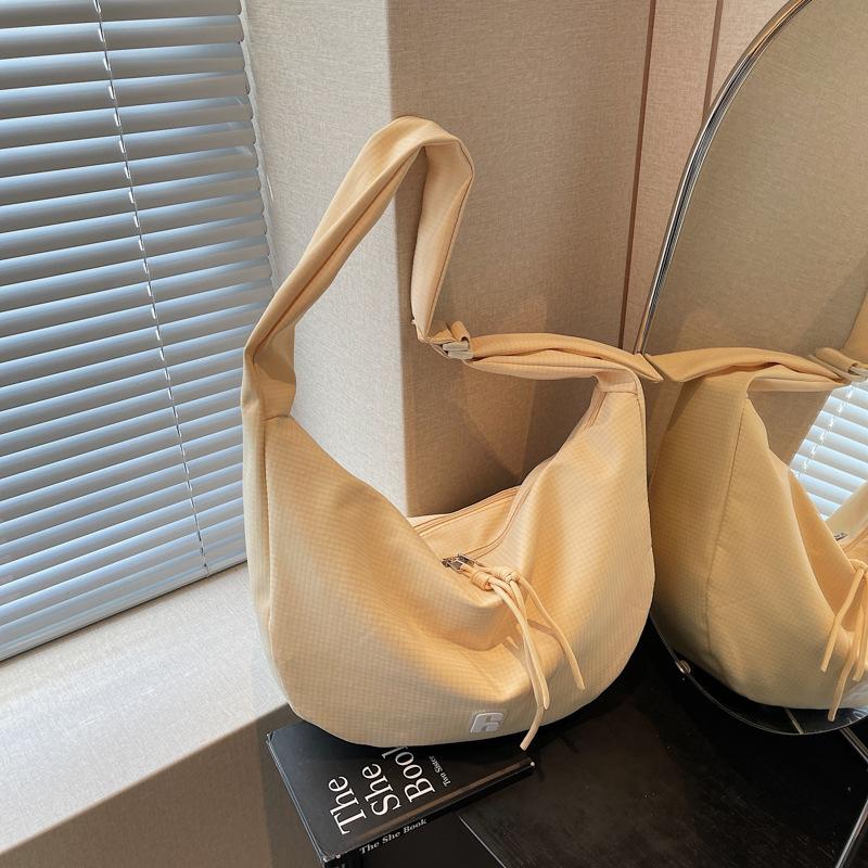 New large-capacity messenger bag niche sports fitness bag casual dumpling bag versatile trendy shoulder bag