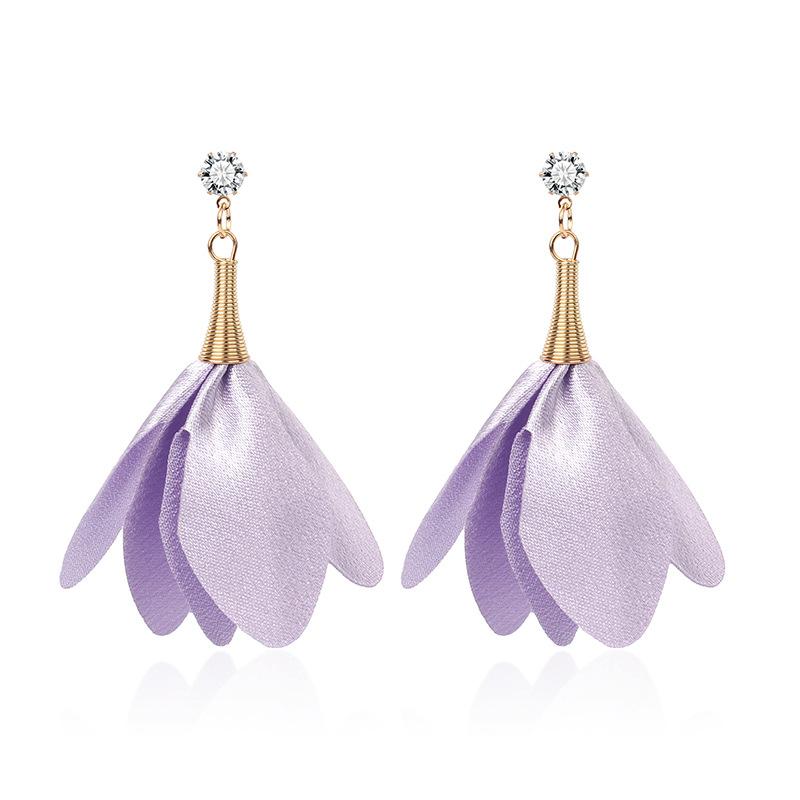 Japanese and Korean long temperament shows the face, thin flower earrings, street stalls, multi-colored petal zircon stud earrings.