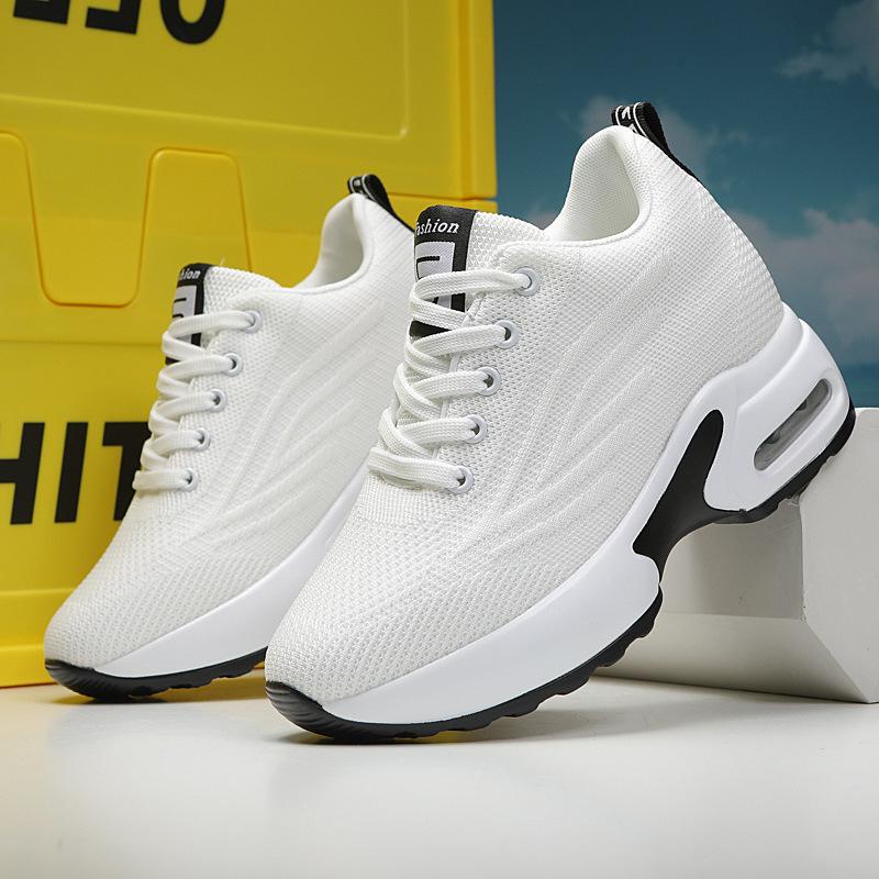 2025 vår ny mesh andningsbar osynlig inre höjdökning damskor casual platå sportskor dam enkel sko vit