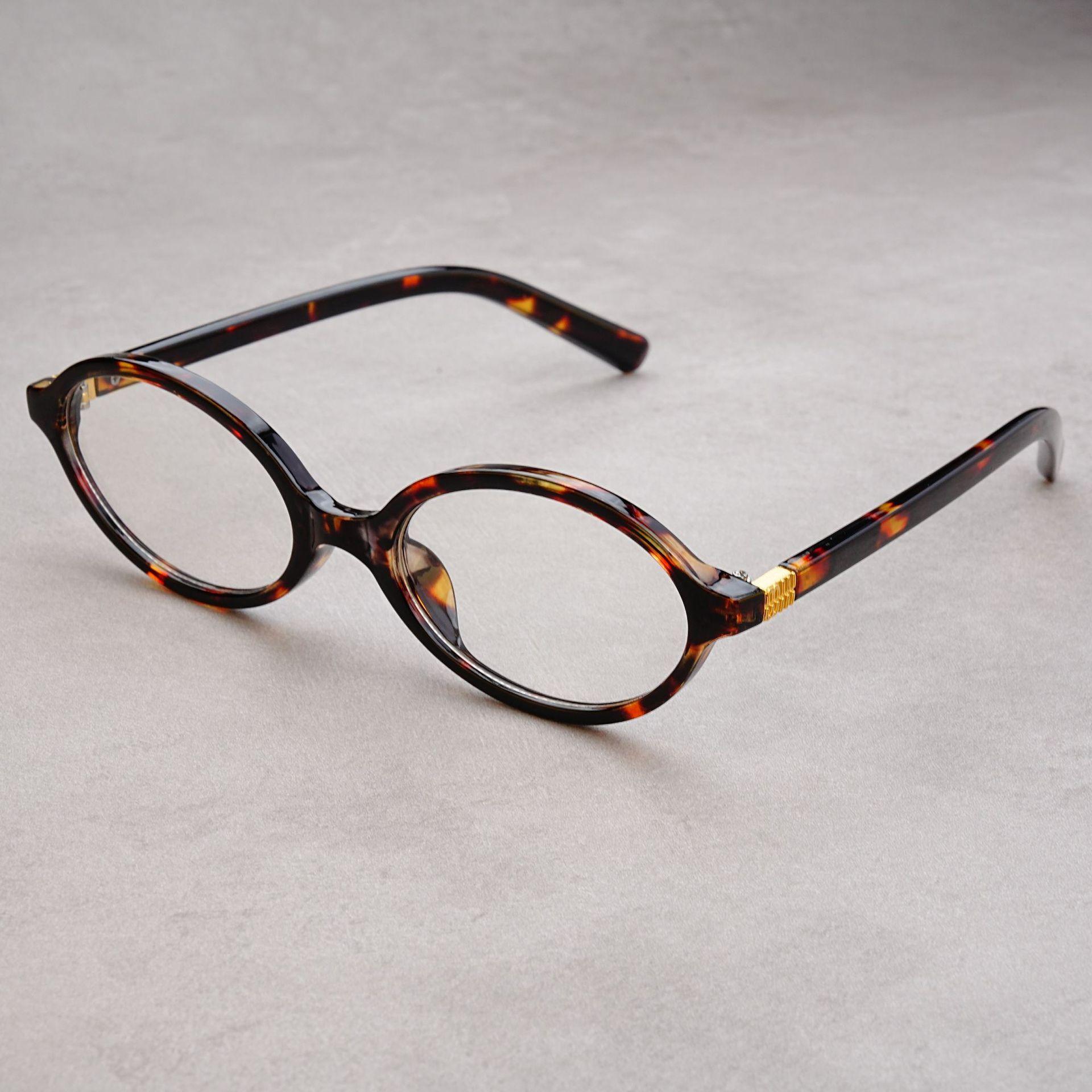

Small Frame Photochromic UV400 Sunglasses Fashion Sunglasses Tint For Daily Use For Men and Women Fashion Accessories