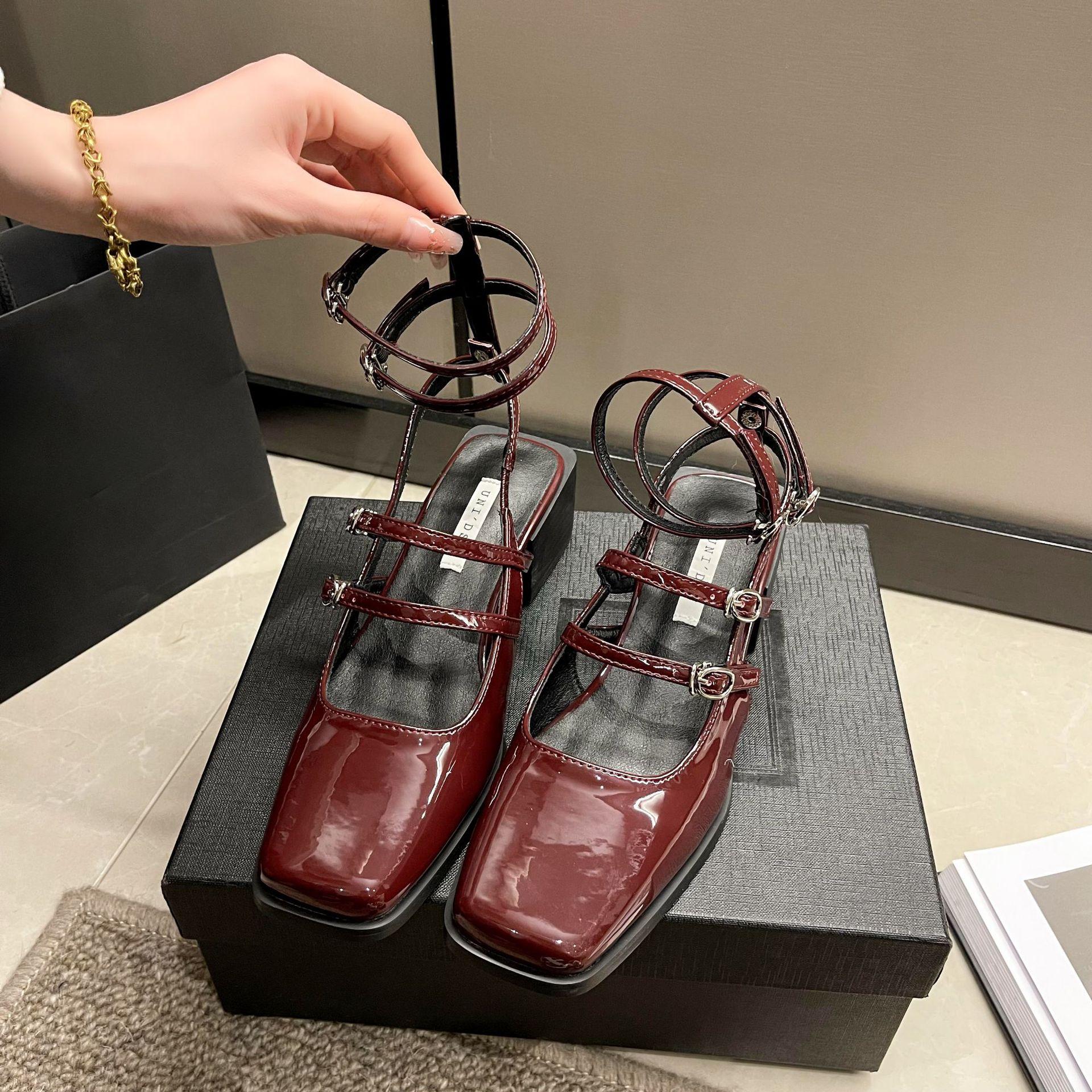 

Летние женские сандалии, модные модельные туфли с узким ремешком, туфли на квадратном каблуке, женские уличные туфли Мэри Джейн из лакированной кожи 40 вино красного