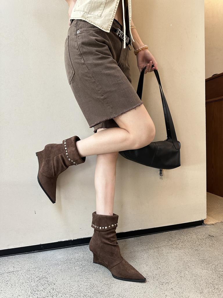 French Pointed Thick Heel Suede Fashion Short Boots Women's Spring and Autumn 2025 New Retro Rivet Western Thin Boots