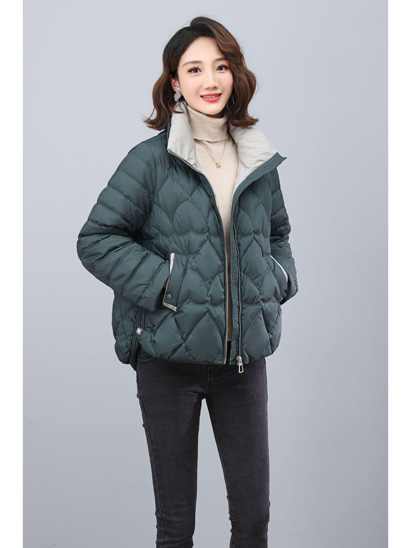 

Женский короткий пуховик для миниатюрных - Зима 2024, Свободный крой, Для мамы среднего возраста, Воротник-стойка, Пух белой утки, Легкая верхняя одежда XXL темно-зеленого