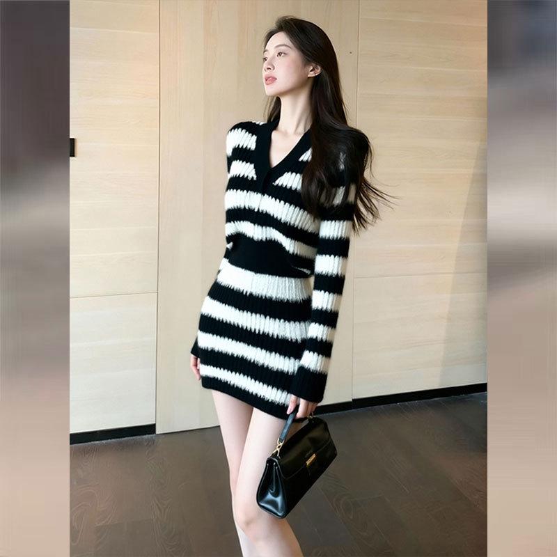 Women s Striped V-neck Knit Bodycon Dress - Waist-cinching Slim-fit Mini for Autumn Medium