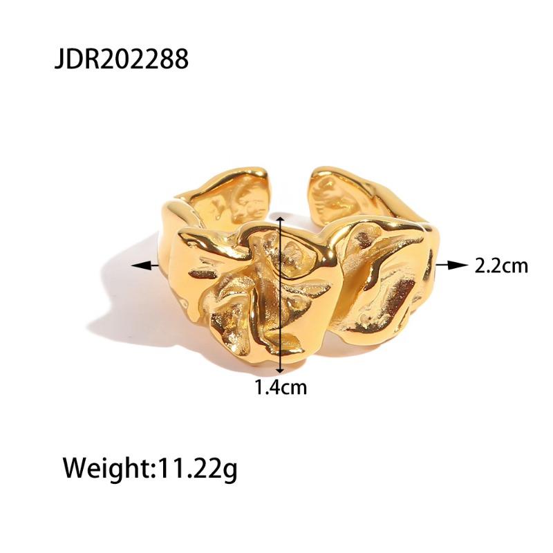 Stainless Steel Retro Heart-shaped Ring - An Elegant and Exclusive Finger Ring Made of Titanium Steel, A Great Accessory for Your Hands.