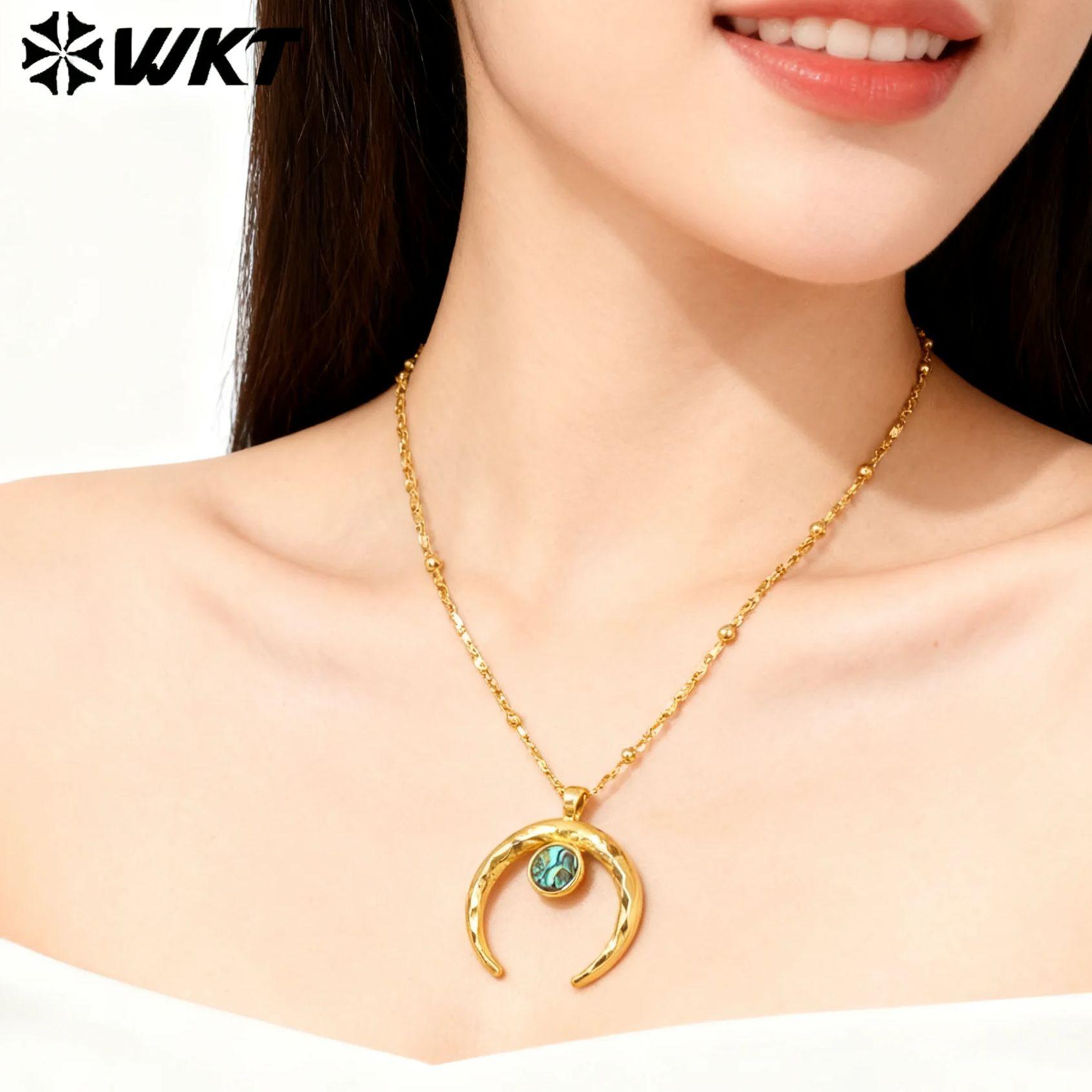 

WT-JN275 Natural Beautiful Abalone Tiny Charms Moon Shape Around 18K Gold Plated Chain Necklace For Women Decorated