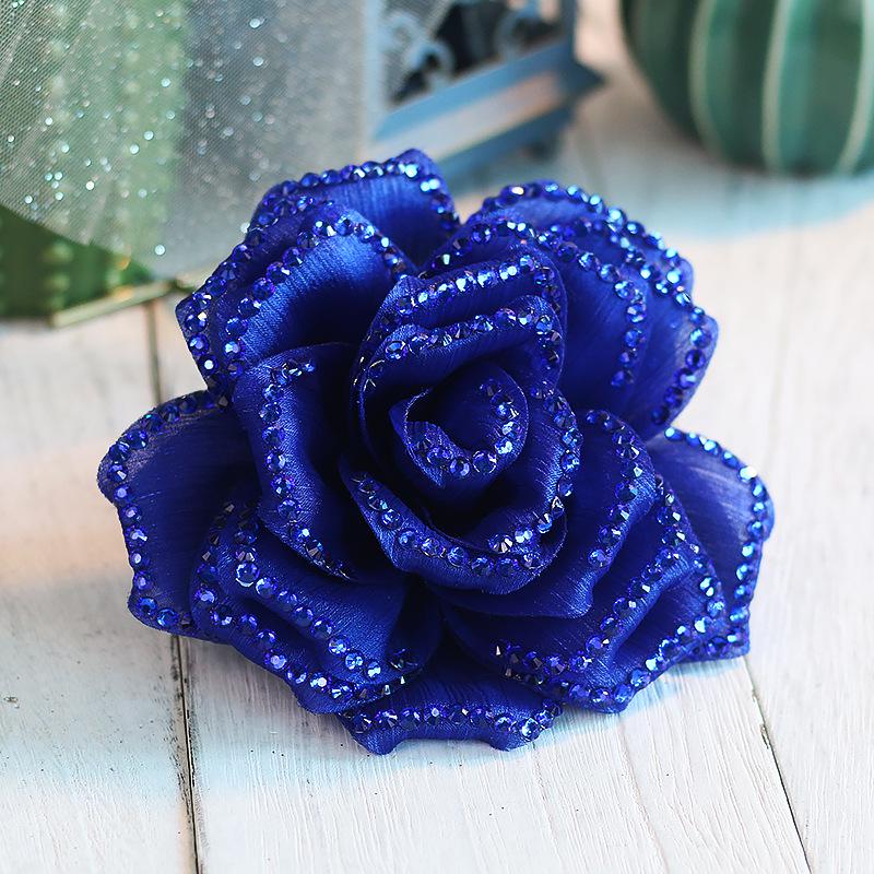 Set červených třpytivých květinových sponek do vlasů a náramku pro dívky na latinskoamerické tance