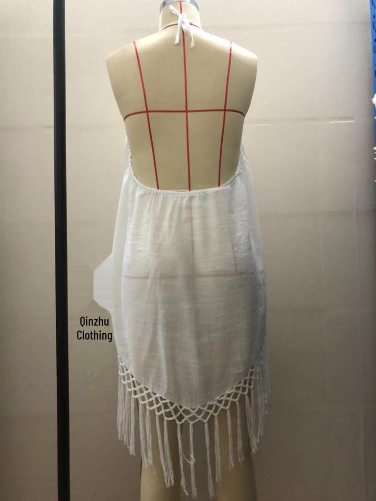 Letnia narzutka na bikini z frędzlami – jednokolorowa sukienka na wakacje na plaży