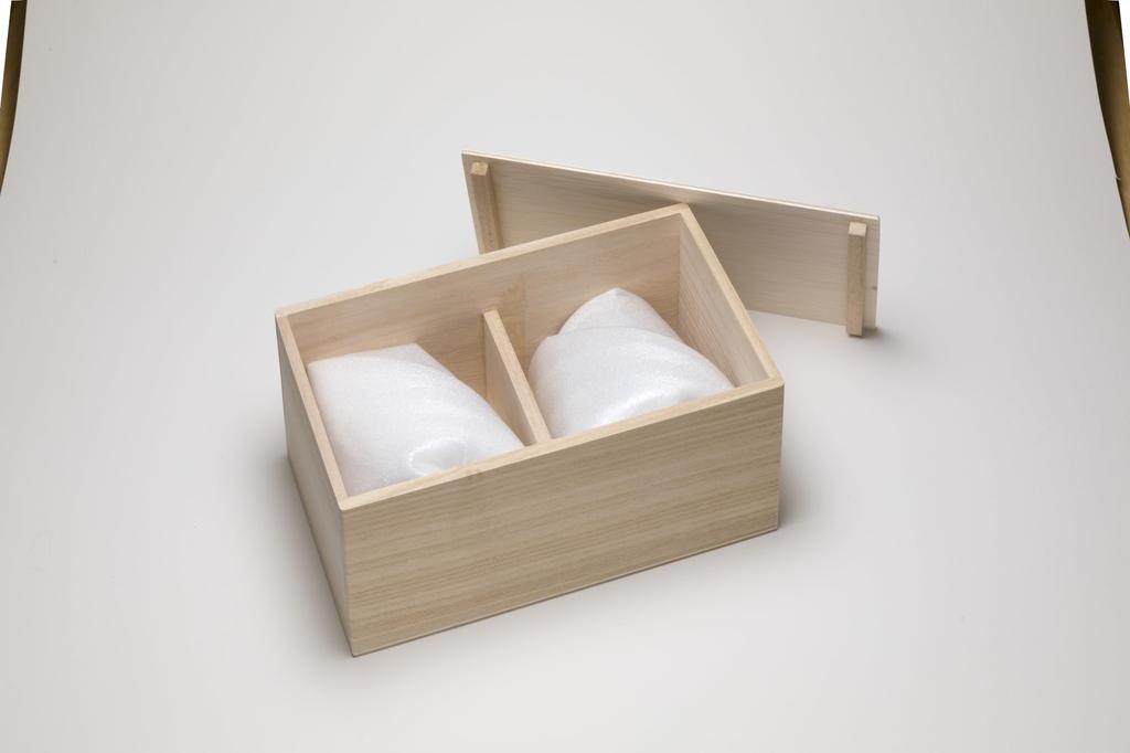 Skleněný kelímek na víno a pivo Saiho Edo Kiriko, fialový, vyrobený v Japonsku v dřevěné krabičce, dárkové balení od Glass Workshopu Saiho Edo Kiriko.