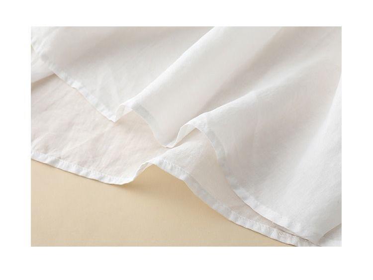 Damen Baumwoll- & Leinen besticktes V-Ausschnitt Sommeroberteil mit Dreiviertelärmeln und Bindekragen.