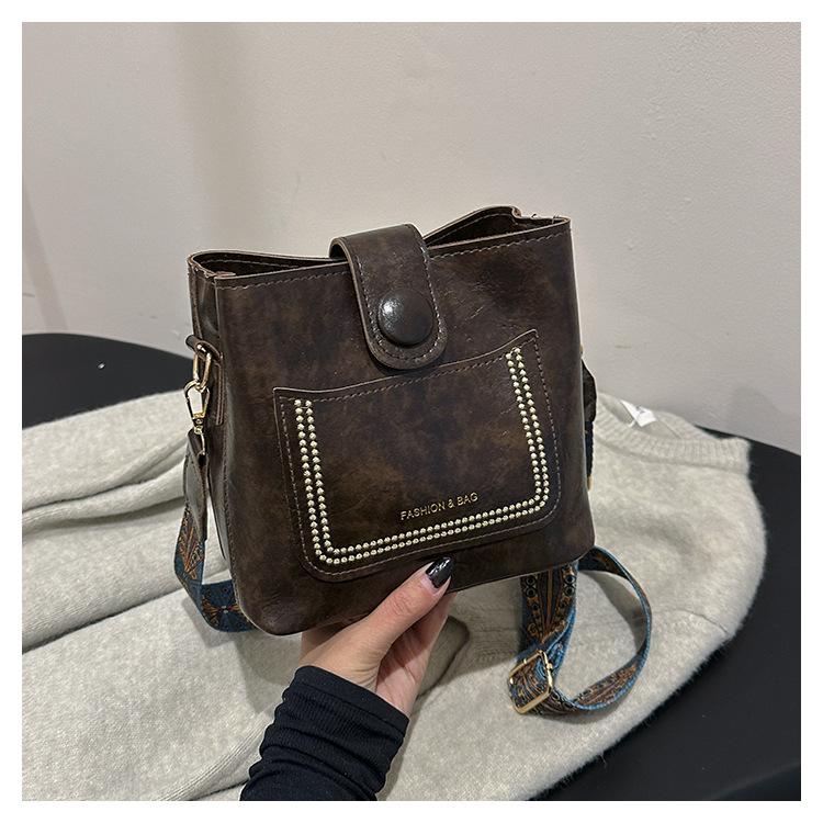 

European and American simple solid color retro bag women s bag winter new personalized versatile fashion bag oblique span small square bag