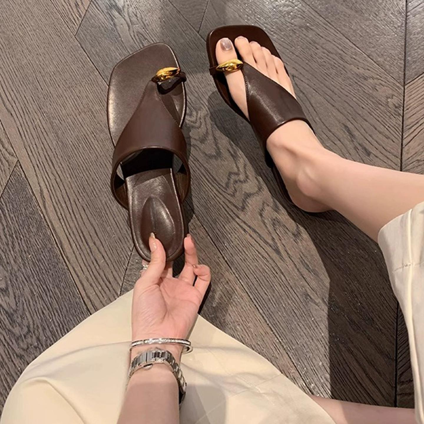 

Grape mother same 2025 new fashionable metal cover toe square head small low heel cool slippers women wear summer beach 40 темно-коричневого