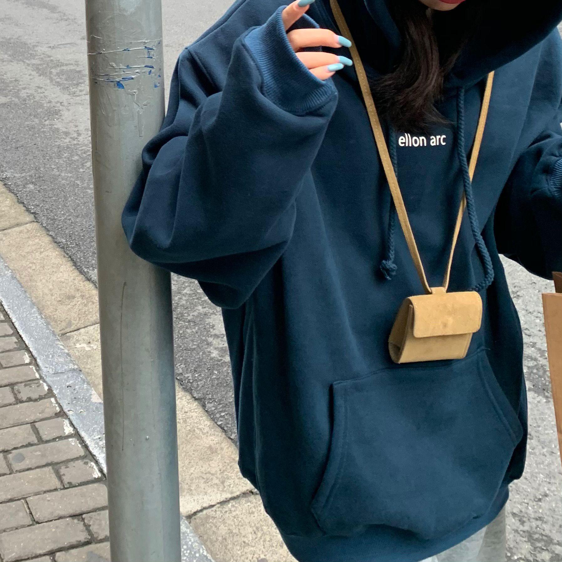 

Женская плюшевая толстовка с капюшоном: Корейский трендовый свободный крой с буквенным принтом, идеально подходит для осени и зимы M павлин голубой